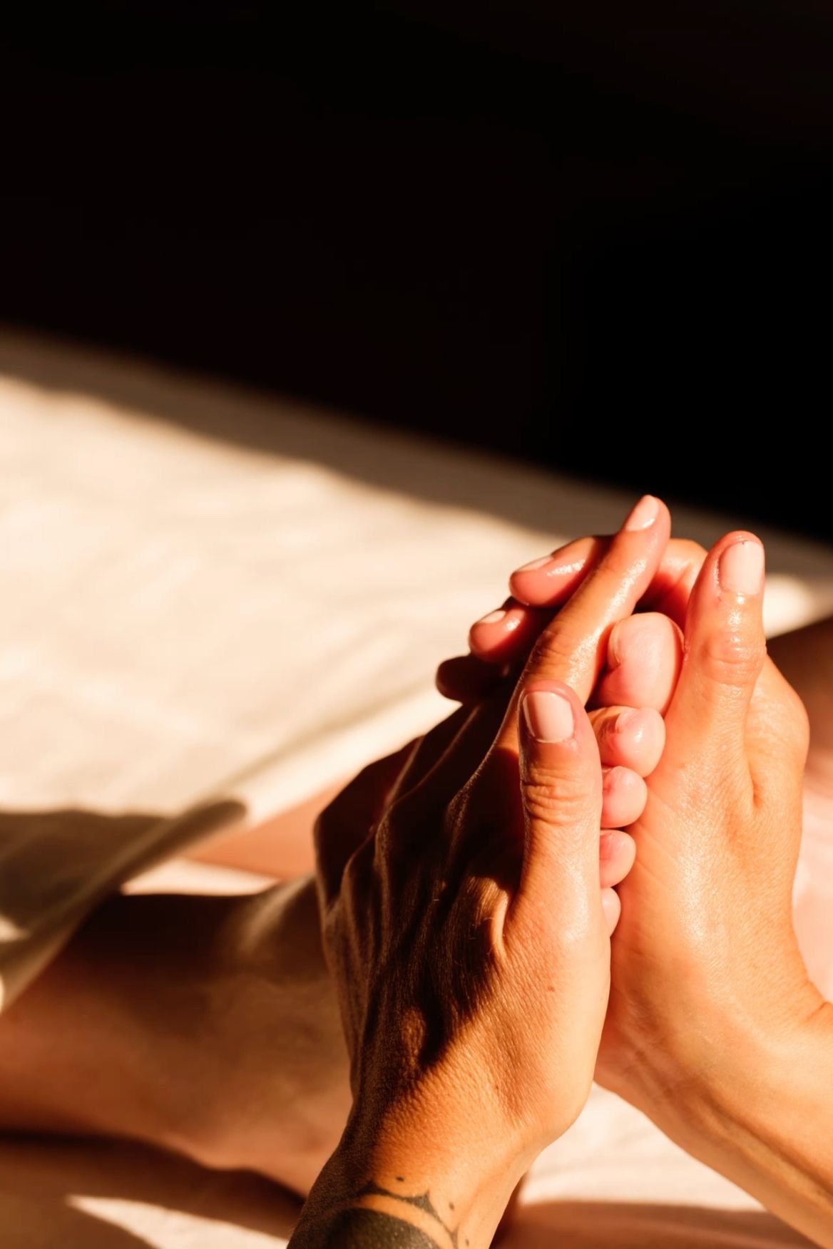 Camilla de masaje y ambiente relajante